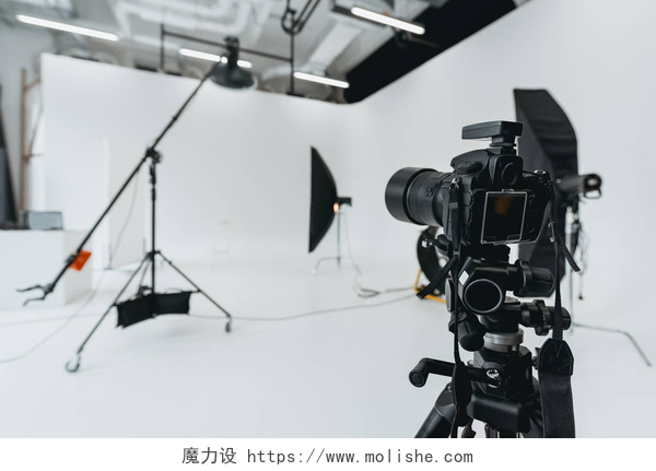 摄影工作室的照相机和补光灯数码相机在摄影工作室